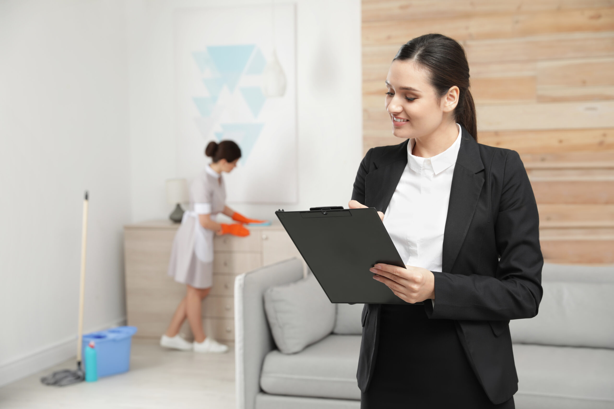 Handing Over House Keys Between Landlord and New Tenant